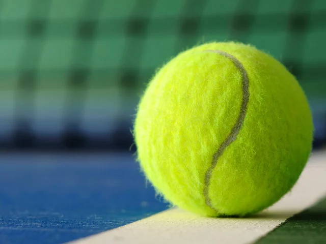 Comment les gens mettent-ils un effet rétro sur une balle de tennis?